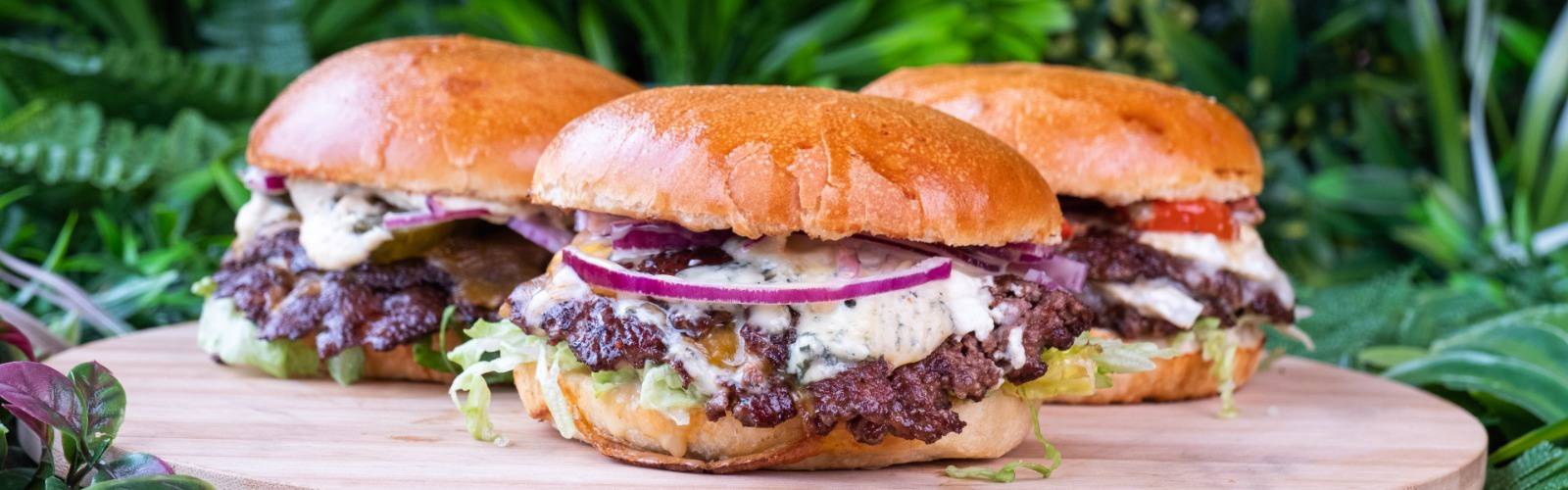 Des délicieux Burger au steak de boeuf smashé